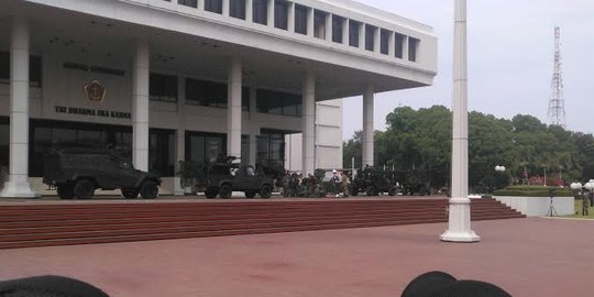 beraksi-di-depan-jokowi-prajurit-jatuh-dari-atas-gedung-mabes-tni.jpg