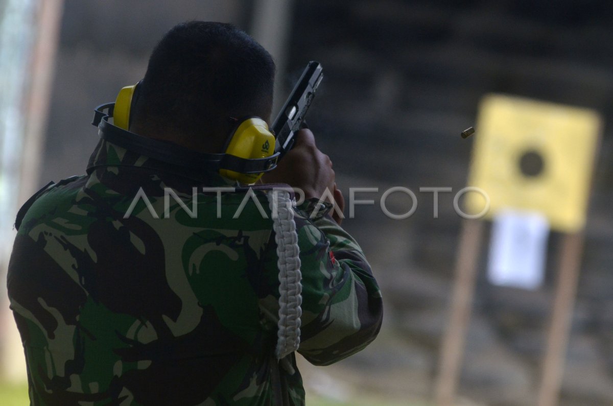 latihan-menembak-prajurit-tni-au-ogha-dom.jpg