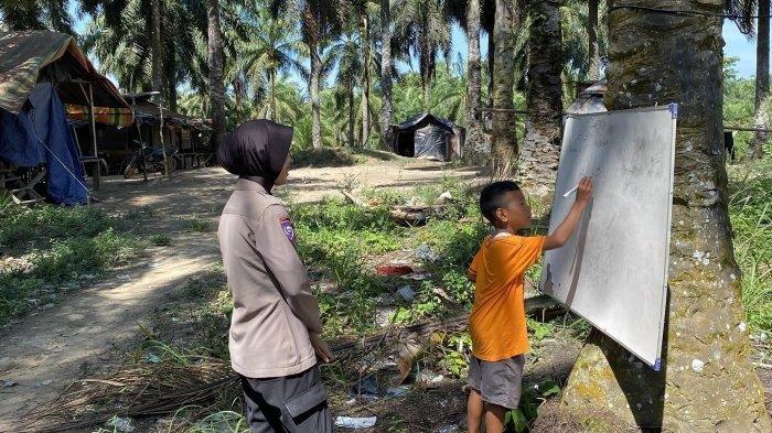Bripda-Nia-Kurnia-polisi-ngajar-baca-tulis-ngaji-anak-pedalaman.jpg