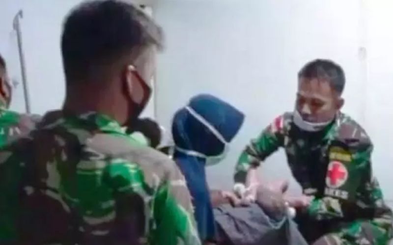 ketika-prajurit-tni-bantu-ibu-muda-di-merauke-melahirkan-dengan-peralatan-terbatas-Lm3zXuZAFt.jpg